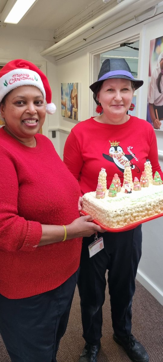 ClaireSmith_42's tweet photo. Lovely Christmas Dinner today and as always Violet and her team make us a delicious cake. We had satsumas donated thanks to Trevor from @JuniperVentures for organising that with your suppliers. All the trimmings and pudding was enjoyed. Now it's back to the pantomime @TVInfants https://t.co/ktsyXutskz