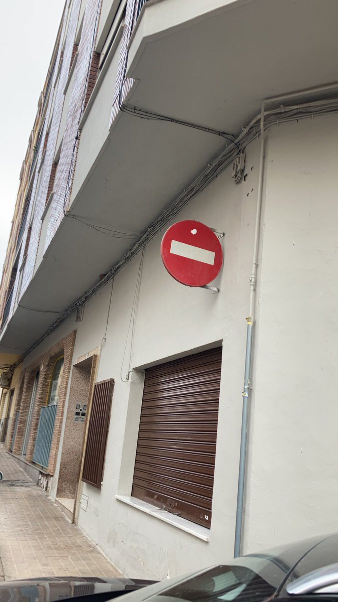 CsLaVall's tweet photo. Este matí els veïns del Barri Assumpció-Sant Vicent s'han alçat en noves plaques de "prohibit el pas". El Govern Municipal sense la previa informació als veïns i a part de la corporació municipal ha canviat UN ALTRA VOLTA les direccions. https://t.co/D80HDQ7GaV