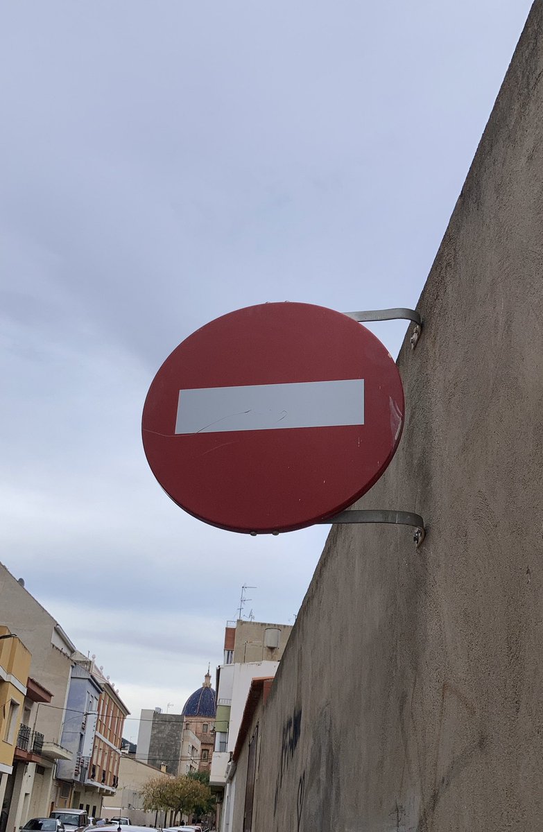 CsLaVall's tweet photo. Este matí els veïns del Barri Assumpció-Sant Vicent s'han alçat en noves plaques de "prohibit el pas". El Govern Municipal sense la previa informació als veïns i a part de la corporació municipal ha canviat UN ALTRA VOLTA les direccions. https://t.co/D80HDQ7GaV