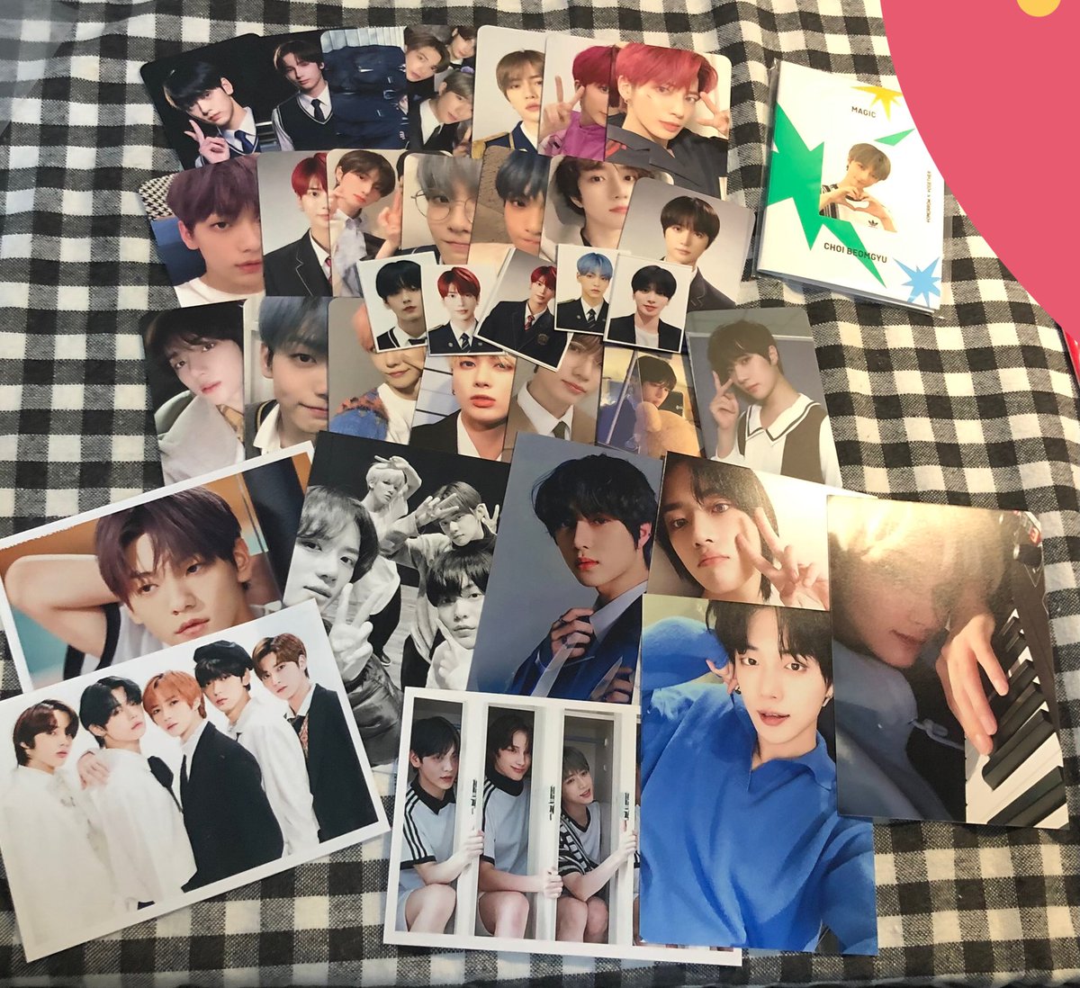 day_b313's tweet photo. #rt 첫번째, 두번째 사진에 있는 굿즈 반택포 8.0에 양도합니다
포카는 2단 콜북에 넣어드려요
디엠 주세요 https://t.co/DqSntEkZvO