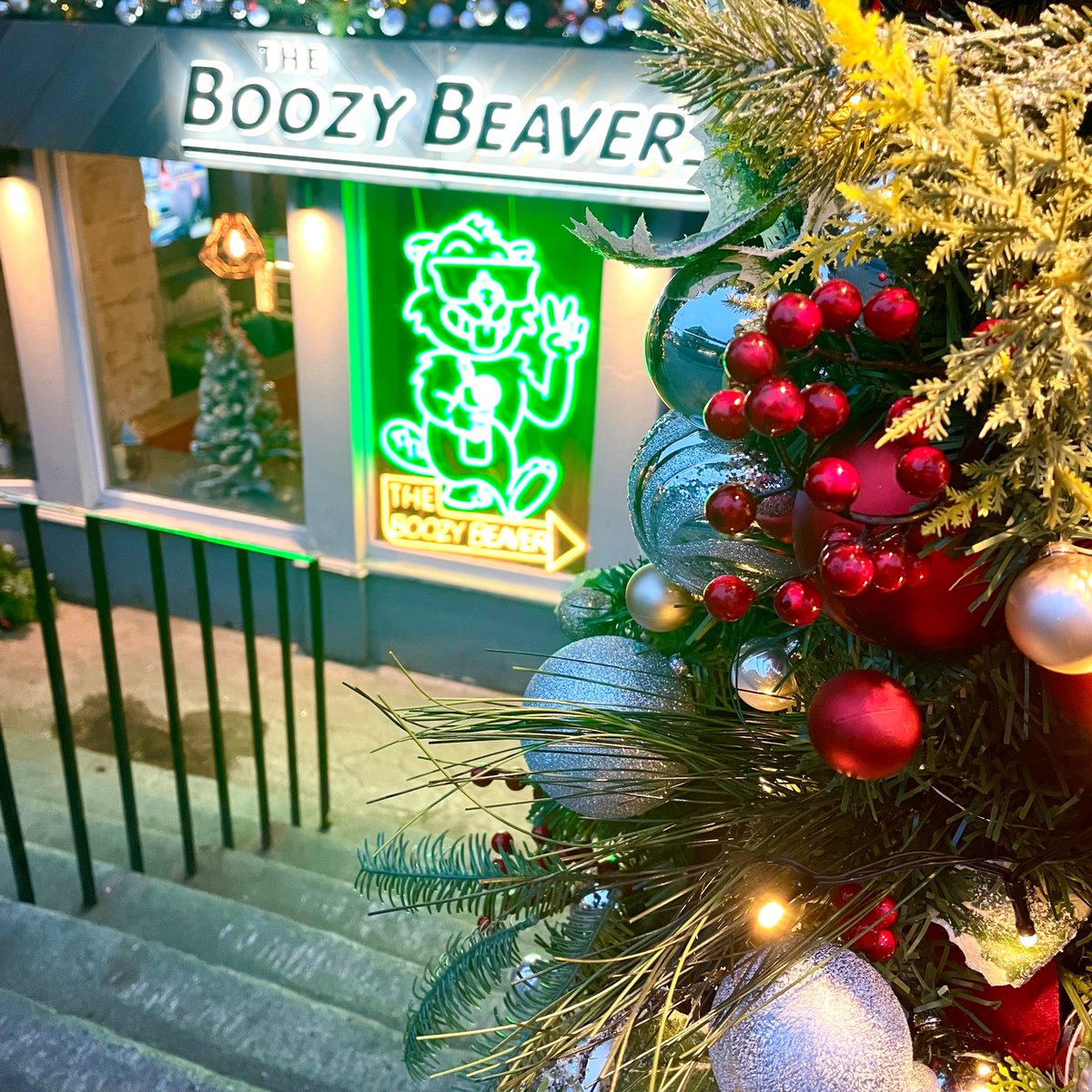 EvolveGroup4's tweet photo. Thanks so much to @boozy_beaver for asking us to help with your Christmas decorations this year! We made a bespoke archway and matching garlands - we think it looks very festive! #christmasactivations #theboozybeaver #evolveeveryday #theevolvegroup https://t.co/yeibsddLJR