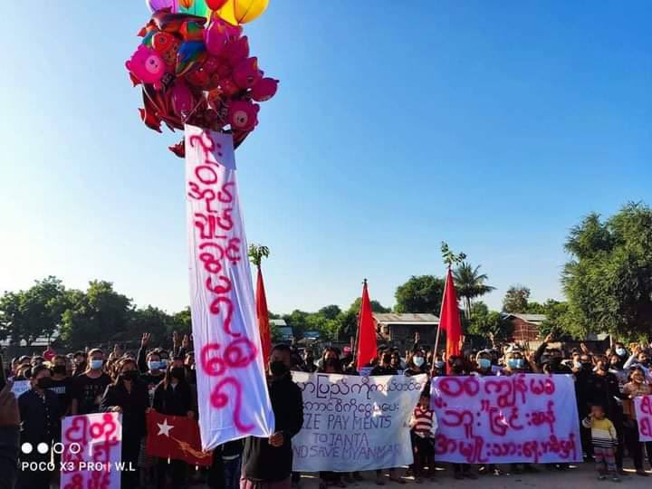 Residents of Monywa who support democracy organised a protest against the Genocidal Dictatorship by wearing black shirts. #SilentStrike #OurCityOurRules #Dec10Coup  #WhatsHappeningInMyanmar