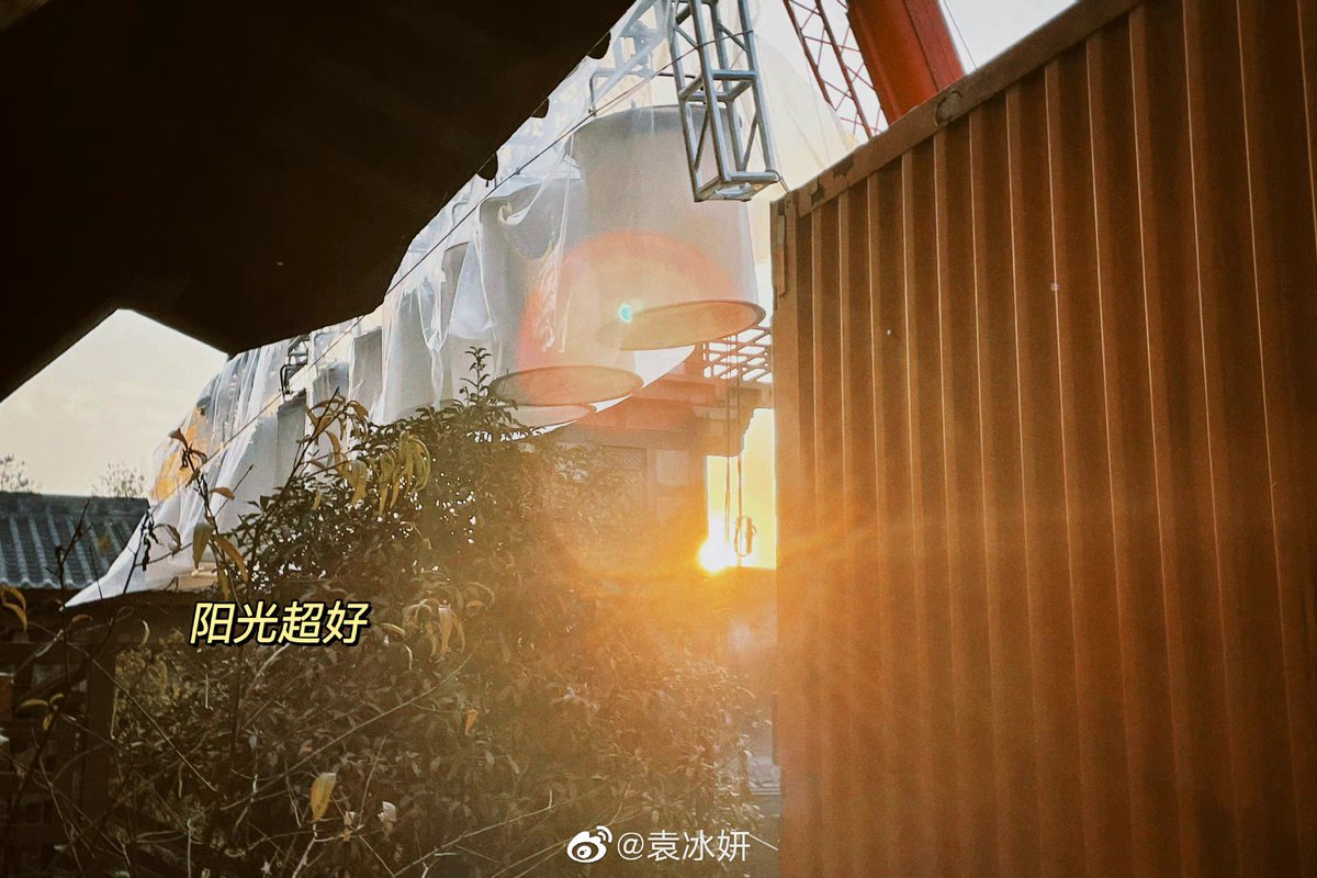 pobokki's tweet photo. ชอบเห็นเวลาศลปที่เรารักลงอะไรแบบนี้ มันเหมือนเราได้อยู่กับเค้า ได้เห็นว่าระหว่างวันที่เค้าใช้ชีวิตเค้าไปไหนมาบ้าง❤️

อย่าง 4 รูปนี้ มีคำอธิบายเล็กๆน่ารักมาก😫
- พระอาทิตย์ช่างงดงาม
- เส้นทางระหว่างไปทำงาน
- ฟ้าครามสดใส
- แสงส่องสว่างกว่า✨(ดวงดาว)

#หยวนปิงเหยียน #YuanBingYan https://t.co/WbXSyKiZII