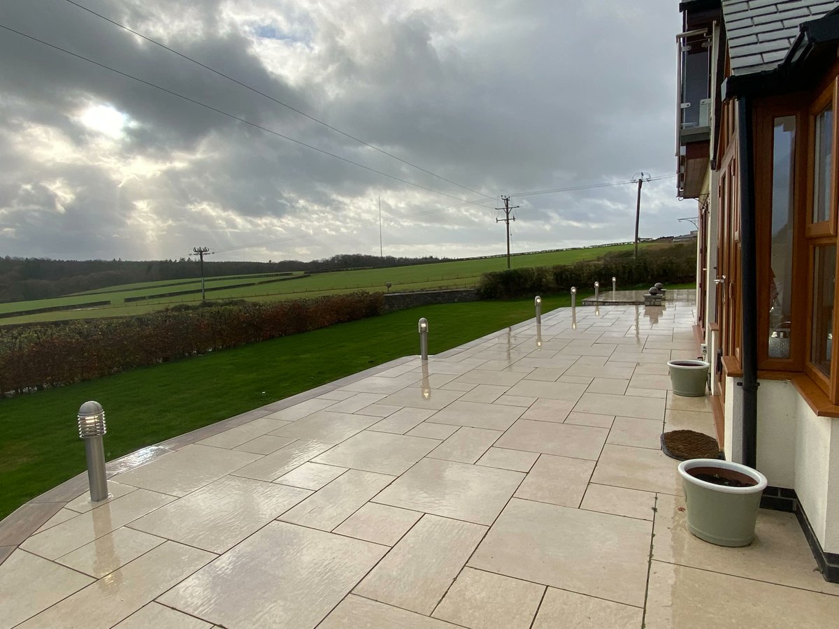 EMSServices2's tweet photo. Another picturesque job well done to our electrical engineers 👏 👏 installing new outdoor lighting to our client's patio space and home. 

If you'd like outdoor lighting for your property, get in touch with us via our page! 

 #electrical #outdoorlighting https://t.co/4Ut1D3zDGy