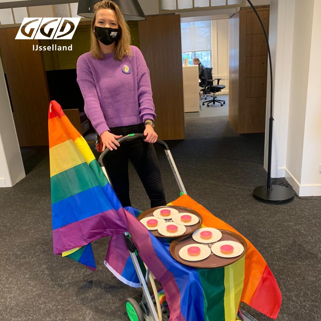 ggdijsselland's tweet photo. 💜🌈Het is Paarse Vrijdag! Op #paarsevrijdag kleuren scholen en bedrijven paars om seksuele- en genderdiversiteit onder de aandacht te brengen. Om #diversiteit te vieren, delen collega's van afdeling Seksuele Gezondheid heerlijke paarse koeken uit! https://t.co/INlILR5WNW