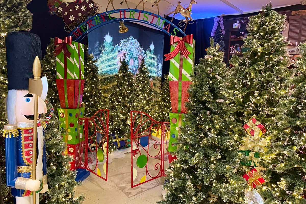 PeterboroughOne's tweet image. .@officialsanta has popped out to feed his reindeer, so it's given us the chance to take a photo of his grotto at PE1! Isn't it cute &amp;amp; oh so festive?! 🎅🎄

Book to see him here: bookfatherchristmas.co.uk/PE1

#PeterboroughUK #Santa #VisitSanta #FridayFeeling @VisitPeterboro RT!