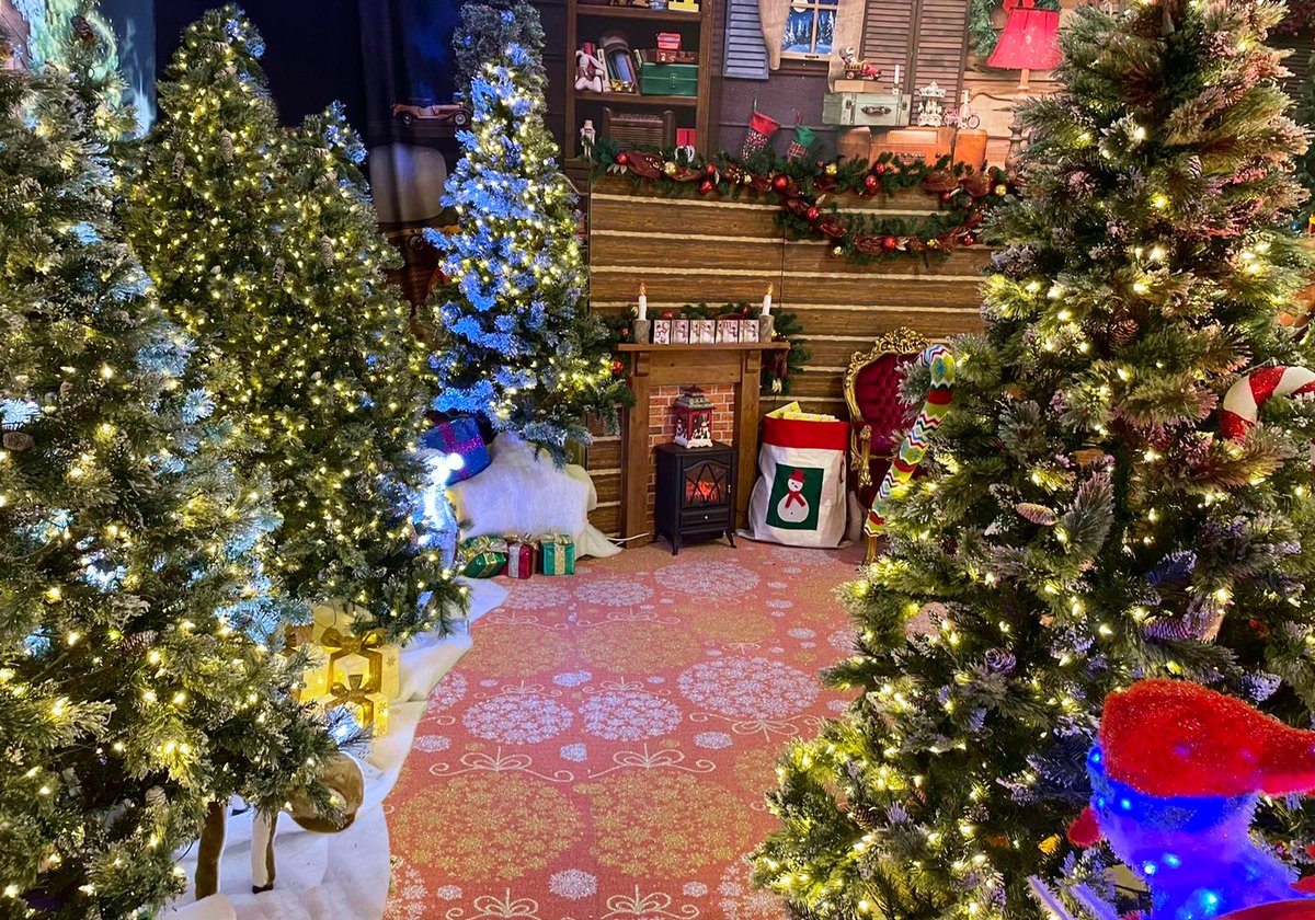 PeterboroughOne's tweet image. .@officialsanta has popped out to feed his reindeer, so it's given us the chance to take a photo of his grotto at PE1! Isn't it cute &amp;amp; oh so festive?! 🎅🎄

Book to see him here: bookfatherchristmas.co.uk/PE1

#PeterboroughUK #Santa #VisitSanta #FridayFeeling @VisitPeterboro RT!