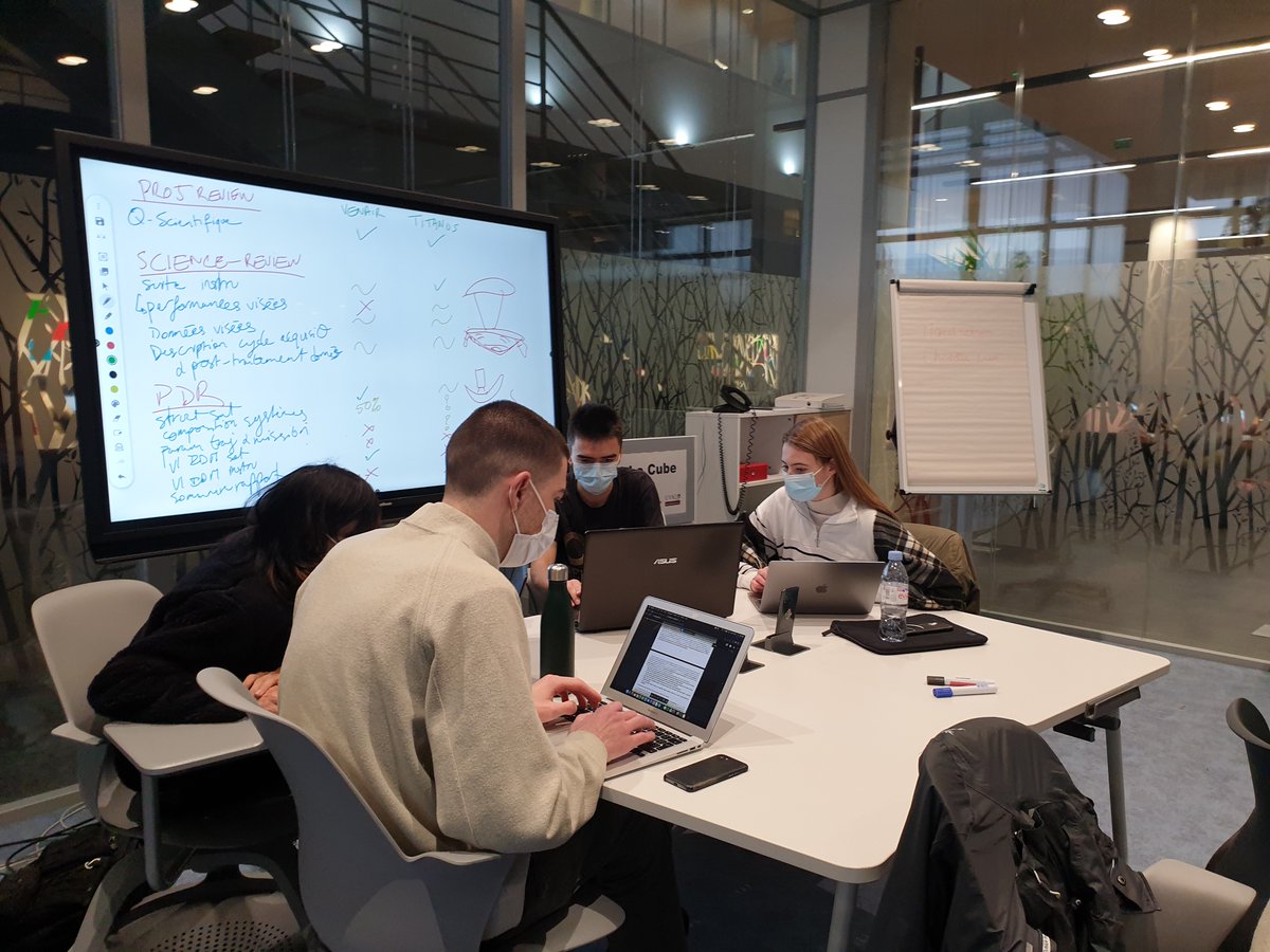 bibuvsq's tweet photo. Plusieurs séances de travail en mode gestion de projet pour les Master Planétologie de l'OVSQ dans Le Cube de la BU de St Quentin. Une contribution des @bibuvsq à cette initiative d'#InnovationPedagogique portée par leur enseignant ! https://t.co/iEutgd4Djs