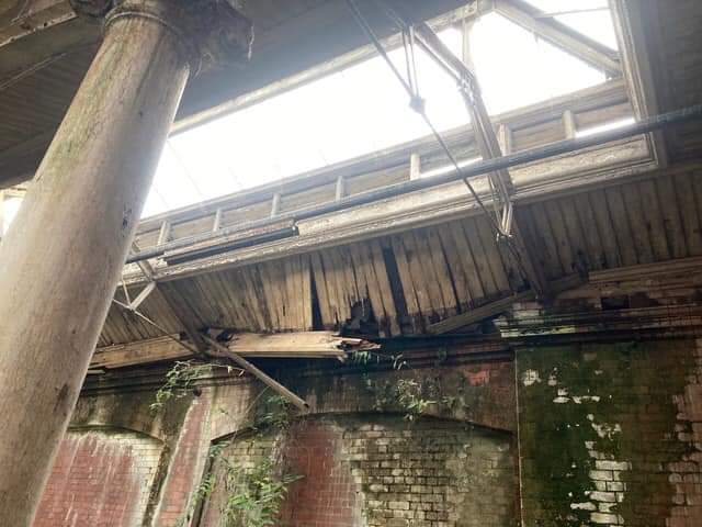 andrewboconnel1's tweet photo. 🆘🆘 Iveagh Market roof facing certain collapse following Storm Barra Damage.🆘🆘
1.Can I ask everyone on Twitter to lobby media channels today to exert pressure on @DubCityCouncil The Mediators Judge also developer to sort this out. 
The main Roof of seriously damaged by Barra. https://t.co/k0SECiSVzl