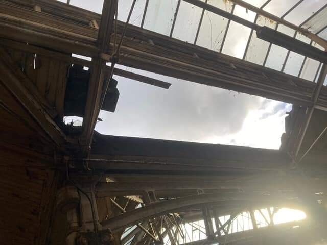 andrewboconnel1's tweet photo. 🆘🆘 Iveagh Market roof facing certain collapse following Storm Barra Damage.🆘🆘
1.Can I ask everyone on Twitter to lobby media channels today to exert pressure on @DubCityCouncil The Mediators Judge also developer to sort this out. 
The main Roof of seriously damaged by Barra. https://t.co/k0SECiSVzl