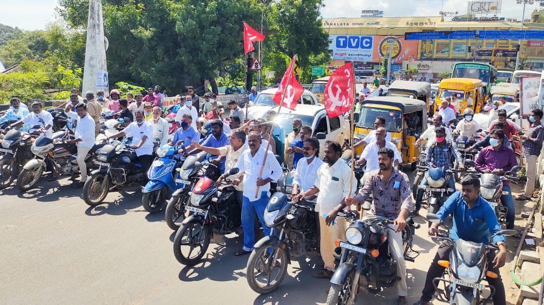tncpim's tweet photo. பெட்ரோல், டீசல், சமையல் எரிவாயு விலை உயர்வை குறைக்க வலியுறுத்தி #CITU தலைமையில் #சர்க்காரைஎதிர்த்துசக்கரத்தைநிறுத்து 10 நிமிட வாகன நிறுத்தப் போராட்டம் கடலூர். #PetrolDieselPriceHike #StopVehicles https://t.co/8H9Vu849pB