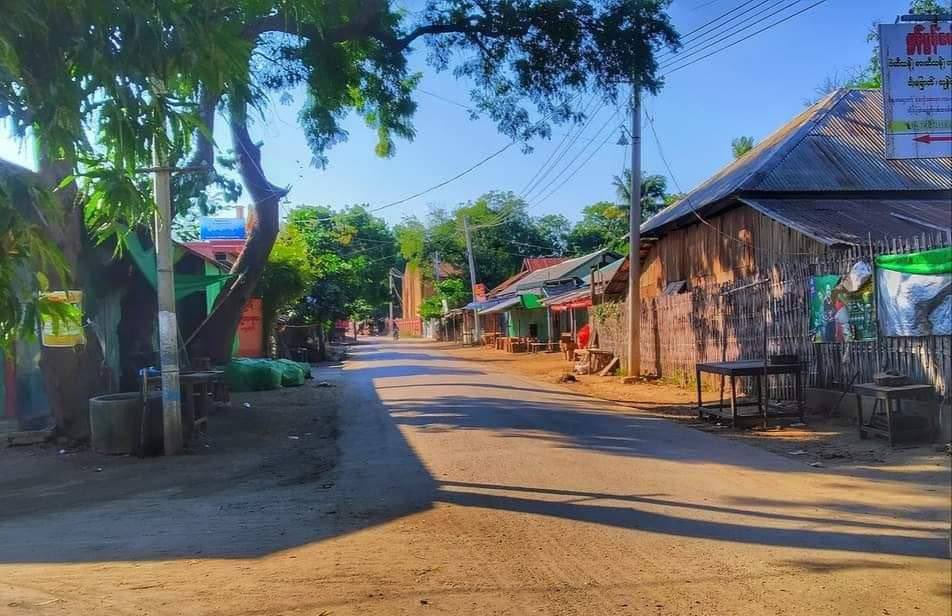ThweEiSam's tweet photo. Scenes from Myit Chay, Pakkoku district, Magway division. Shops are closed, roads are deserted, &amp; the entire city is participating in the #SilentStrike. #SilentStrike #OurCityOurRules #Dec10Coup  #WhatsHappeningInMyanmar https://t.co/ImVqd97mmg
