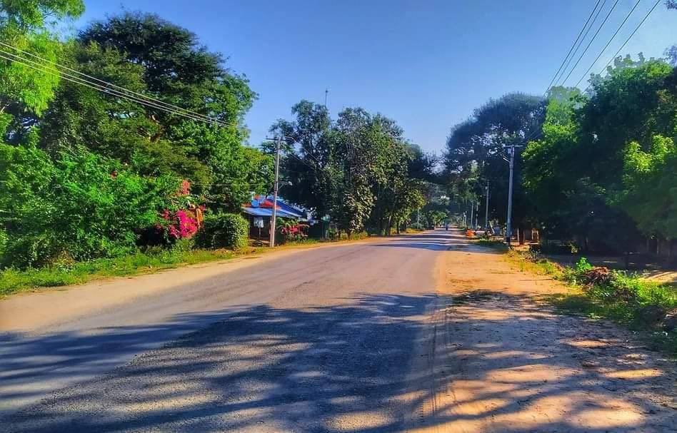 ThweEiSam's tweet photo. Scenes from Myit Chay, Pakkoku district, Magway division. Shops are closed, roads are deserted, &amp; the entire city is participating in the #SilentStrike. #SilentStrike #OurCityOurRules #Dec10Coup  #WhatsHappeningInMyanmar https://t.co/ImVqd97mmg
