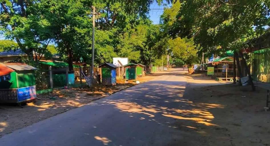 ThweEiSam's tweet photo. Scenes from Myit Chay, Pakkoku district, Magway division. Shops are closed, roads are deserted, &amp; the entire city is participating in the #SilentStrike. #SilentStrike #OurCityOurRules #Dec10Coup  #WhatsHappeningInMyanmar https://t.co/ImVqd97mmg