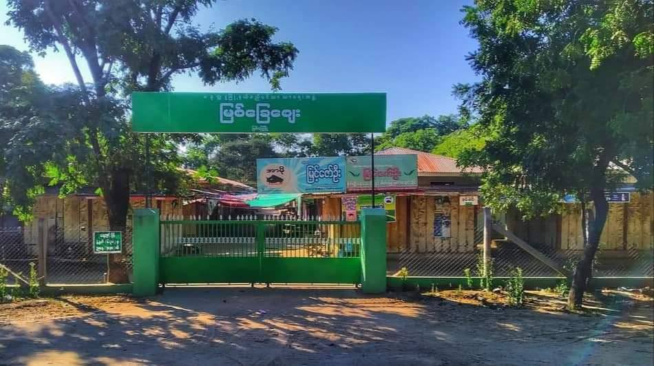 ThweEiSam's tweet photo. Scenes from Myit Chay, Pakkoku district, Magway division. Shops are closed, roads are deserted, &amp; the entire city is participating in the #SilentStrike. #SilentStrike #OurCityOurRules #Dec10Coup  #WhatsHappeningInMyanmar https://t.co/ImVqd97mmg