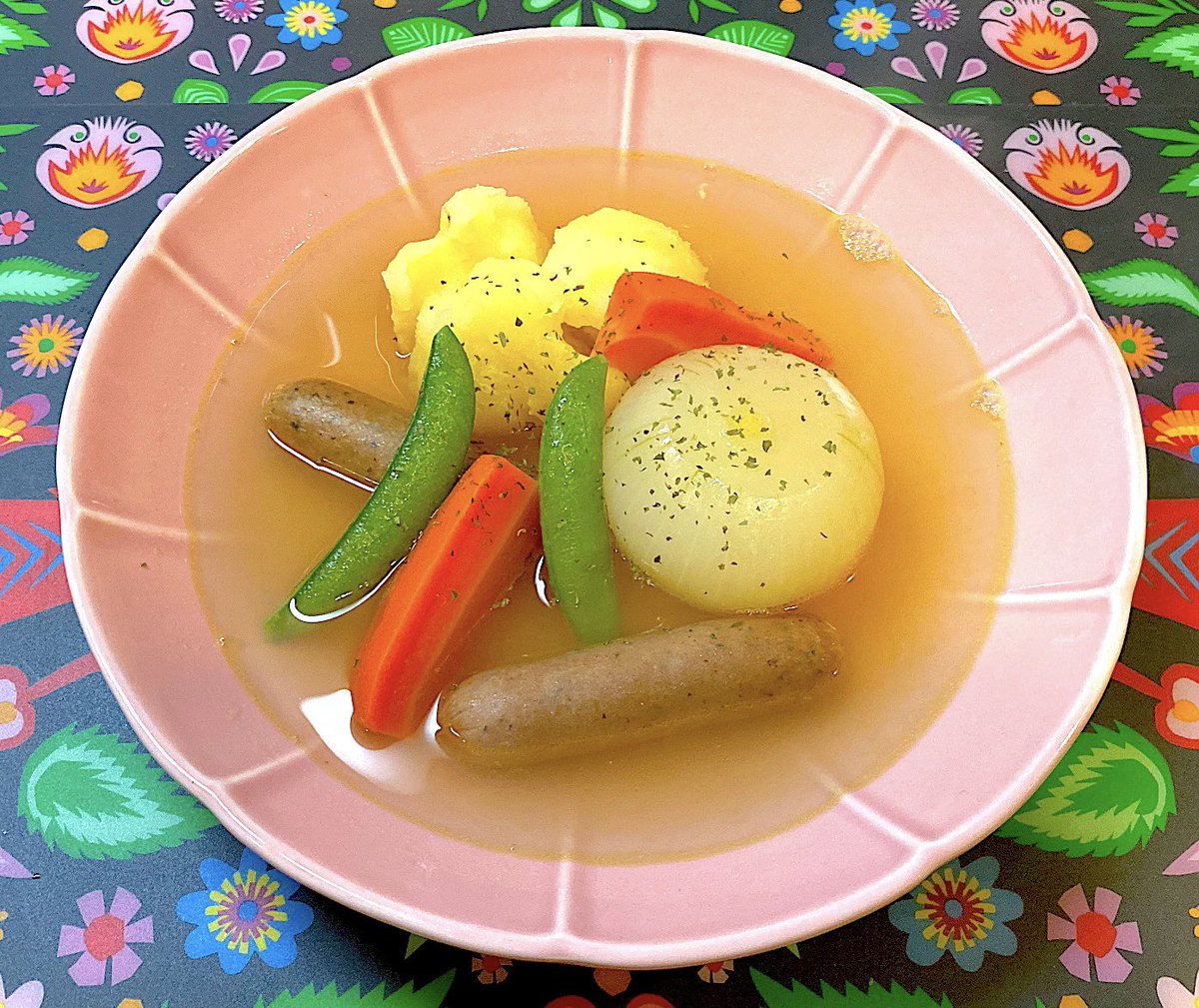 harucyai1's tweet photo. 丸ごと野菜のポトフ&オムレツ
たぁーんと食べなっせ🍴
🍷🍾MORANDE MERLOT2018
#おうちごはん
#丸ごと野菜のポトフ
#ツナチーズオムレツ
#自家製ピクルス #林檎
#morande #merlot2018 #chile
#Twitter家庭料理部 #晩酌 #家飲み
#Twitter晩酌部 #ツイッター晩酌部
#お腹ペコリン部 #とにかく呑み隊 https://t.co/8QrvXq3in0