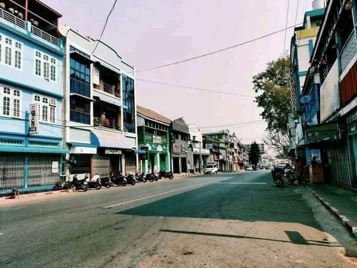 IrrawaddyNews's tweet photo. Residents of #Mandalay Region’s Pyin Oo Lwin, a garrison town and the seat of the military regime’s Defense Services Academy, joined the nationwide silent strike on Friday. (Photo: CJ)

 #WhatsHappeningInMyanmar https://t.co/qn1TczWcxk