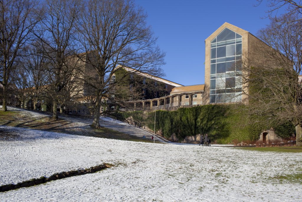 En tidlig julegave til alle borgere i det digitale Danmark: Det nye forskningscenter SHAPE skal give ny viden om digitalt medborgerskab og give borgerne bedre it-vilkår. 

Centeret er tværfagligt og skal ledes af Arts-fakultetet. au.dk/forsideelement… #dkforsk #dktech