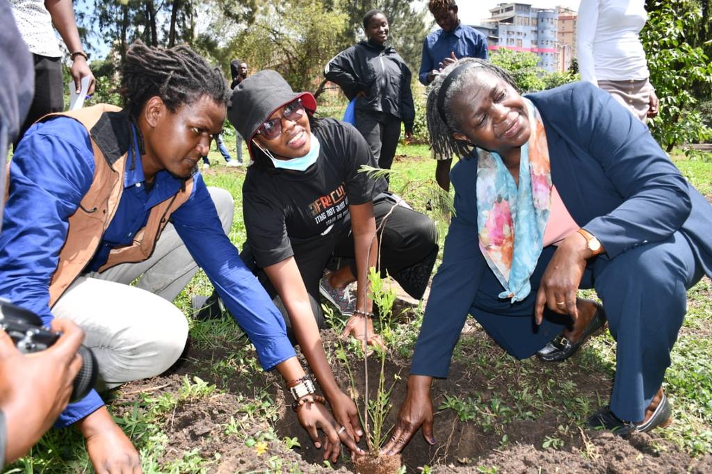 UnganishaCultur's tweet photo. ... and the event kicked off with a tree planting session from our main stakeholders #MoregreenlessGreed
We are at Michuki Park. Join us https://t.co/VbI3VSqJvX