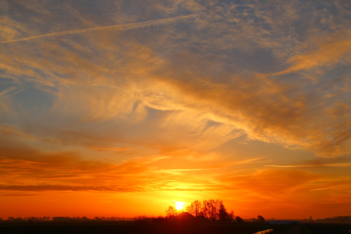 meijer1970's tweet photo. Vanochtend Schitterende zonsopkomst bij Wildervanksterdallen https://t.co/m6neCj1jrG