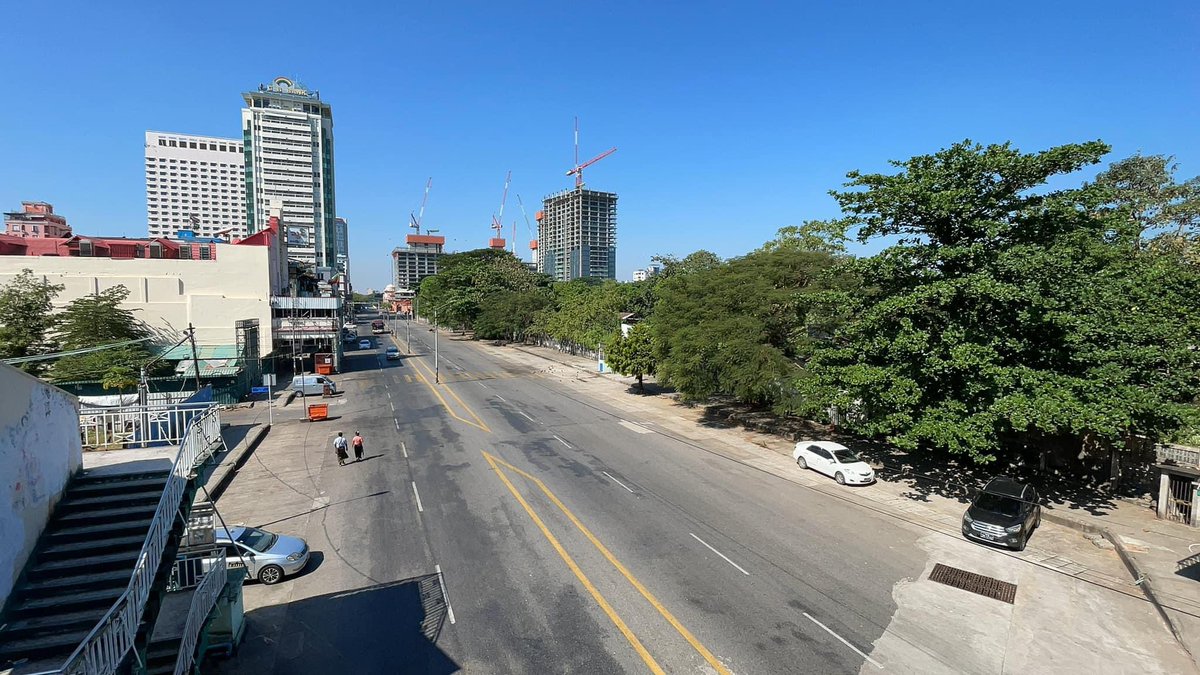 cape_diamond's tweet photo. Empty scenes of business streets in downtown #Yangon this afternoon as people are participating in the #SilentStrike against the #BurmaCoup. We could hear the birds whisper in the city in the middle of the Friday. 

📸 @HtetHak 

#WhatsHappeningInMyanmar #Dec10Coup https://t.co/9rWoFuVhs7