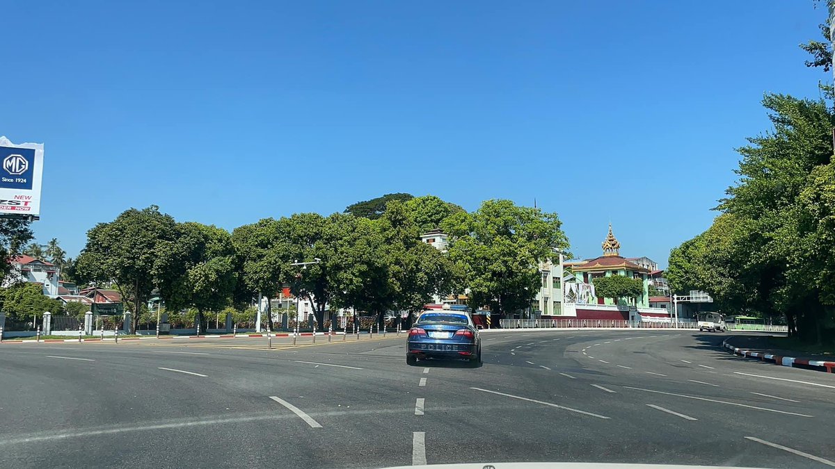 cape_diamond's tweet photo. Empty scenes of business streets in downtown #Yangon this afternoon as people are participating in the #SilentStrike against the #BurmaCoup. We could hear the birds whisper in the city in the middle of the Friday. 

📸 @HtetHak 

#WhatsHappeningInMyanmar #Dec10Coup https://t.co/9rWoFuVhs7