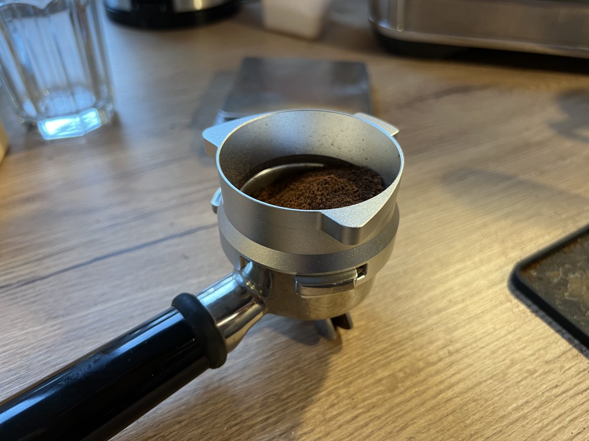 phomac's tweet photo. @schlingel Ob dein Pick wohl ähnliche Auswirkungen wie der Tornado Pick vor ein paar Jahren hatte? Wahrscheinlich bald ausverkauft. Ich hab das vorher übrigens immer so gemacht, dass ich die Mühle zwei mal gestoppt habe und den Siebträger etwas auf der Arbeitsfläche geklopft hab https://t.co/7onodNYUvP