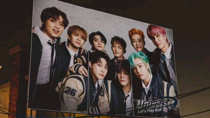 _renjunistic's tweet image. “Universe” tapos si Mark Lee nakatingin sa kaniyang Universe.