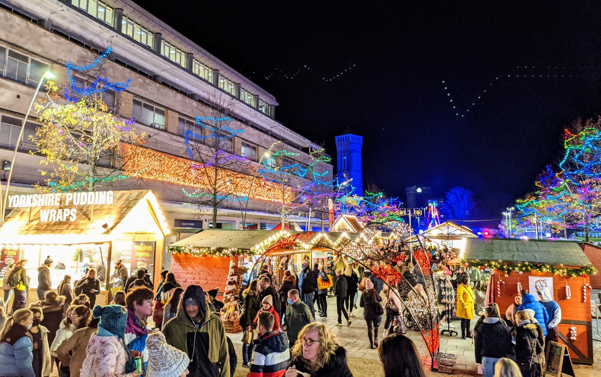 🎅Don't miss the entertainment tomorrow (Saturday) at the Christmas Market  from 11am in Plymouth city centre.

🦌Including, live music, Santa, Barbican Theatre Flash Mobs and street entertainment.

All the info here👇
 visitplymouth.co.uk/whats-on/top-e…