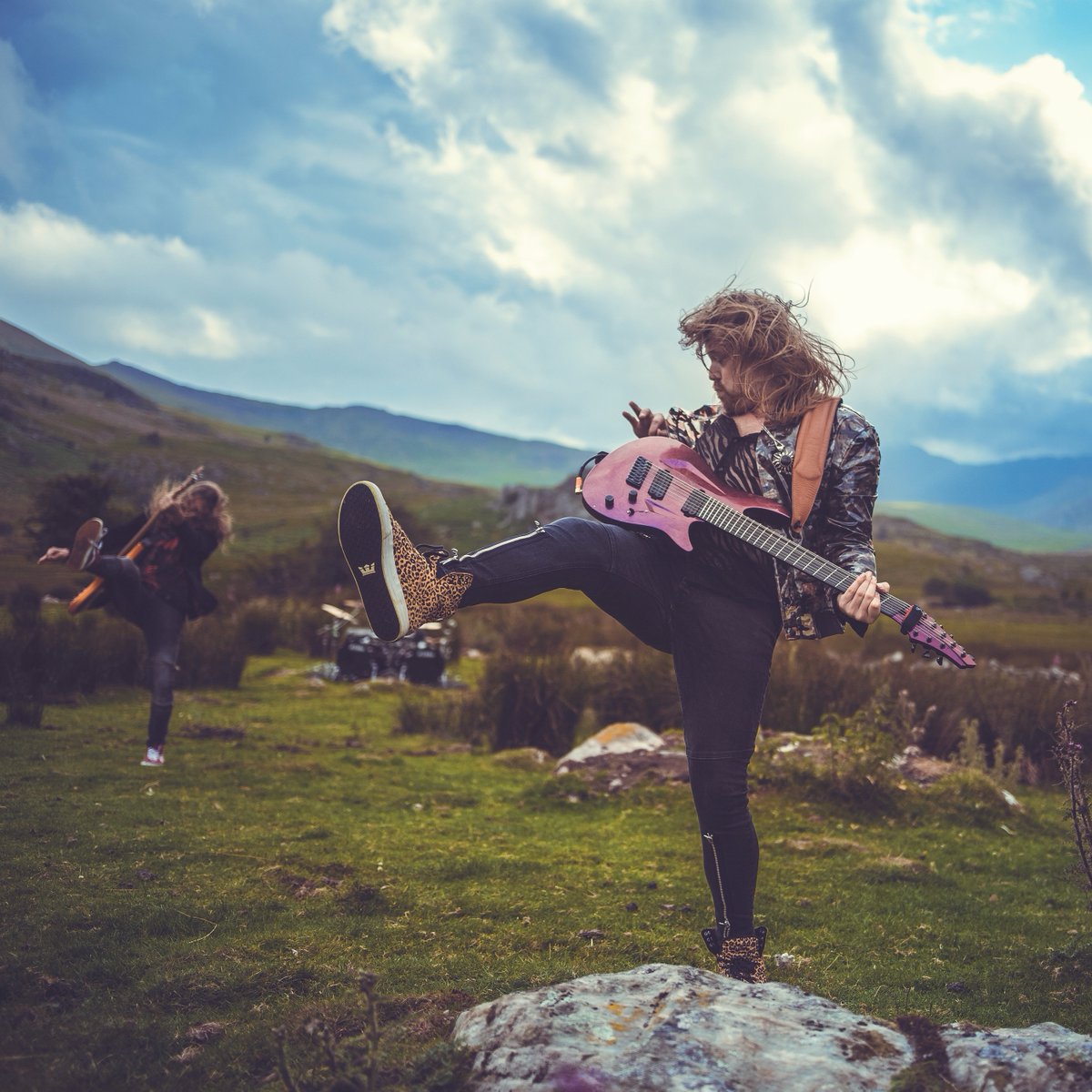 Hero time! 🦸‍♂️ 
Directing slow-mo hero shots with rock bands is always so much fun!
Flashback to shooting <a href="/delainofficial/">saved for later</a> + rockstars <a href="/timosomers/">Timo Somers</a> + @ottosvdo up in the Snowdonian mountains 🎸🔥 

#guitarist #bassist #filming #slowmo #bts #behindthescenes #photography #rockout