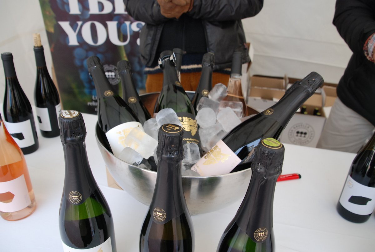 Aquest Nadal tasta Subirats!  🍾🌟🎄

🥂 Vins i caves de qualitat, melmelades artesanes, oli verge, mel, embutits, gastronomia local....  🧑‍🍳🍽
 
🚜 Productes de proximitat que t'encantaran.

✅ Troba'ls a turismesubirats.cat

 #penedes #Subirats #productesdeproximitat