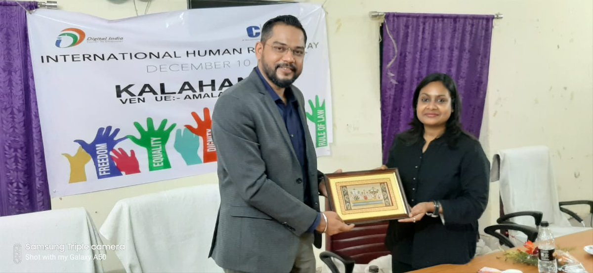 cscspvkalahandi's tweet photo. Celebration of Human Rights Day in presence of Secretary,DLSA  Sr.Judge,Sri Sitikantha Pradhan, State head Smt. Swornaprava Singh mam along with VLEs,PLVs &amp; common Citizen of Kalahndi.
@l_Smrity @dintya15 @OdishaSpv @CSCegov_   @SwornaprabhaSi1 @DmKalahandi @Somesh_IAS https://t.co/PKFUuwuF2s