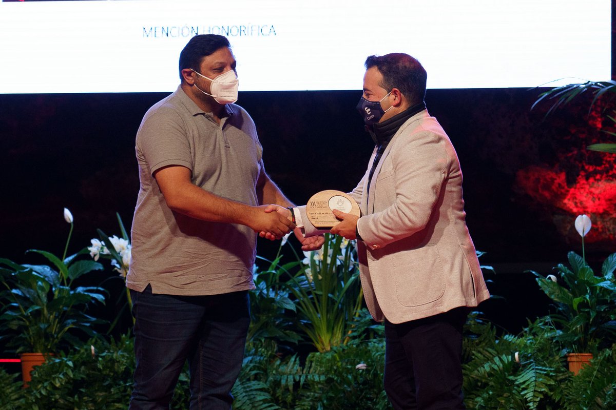 Clece_'s tweet photo. Gracias a @TfeSolidaria por el reconocimiento otorgado en los #PremiosdelaSolidaridad a nuestra  contribución a través de la Acción Social Empresarial y la Responsabilidad Social Corporativa, dando apoyo a las entidades de voluntariado. ¡Enhorabuena compañeros de Tenerife! https://t.co/OAN9AI11kN