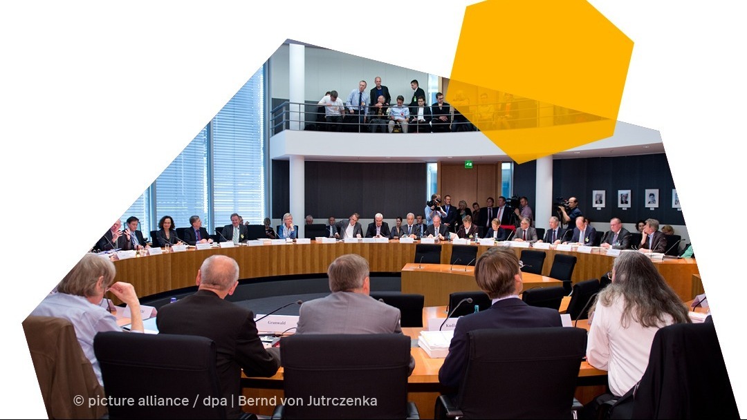 BASE_bund's tweet photo. 38 Paragrafen, 12 Anlagen und jede Menge Fachbegriffe. Zugegeben: das Standortauswahlgesetz, kurz #StandAG, ist keine leichte Lektüre; für unsere Arbeit jedoch essentiell. Suche und Auswahl eines Endlagers werden mit diesem Gesetz genau geregelt. https://t.co/P6cWtMo86G https://t.co/JjJuWR4lCU