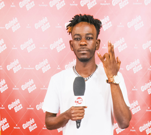 GuineeBuzzTV's tweet photo. 🔴 #MaximBK était sur @GuineeBuzzTV 😍👌
Faites gagner le #RAP Guinéen en soutenant l'artiste nominé à @PrixDecouvertes #RFI 👉https://t.co/GCOFpuF7XT
#Guinee #Conakry @maximbk211 https://t.co/SHxrH4V8sC