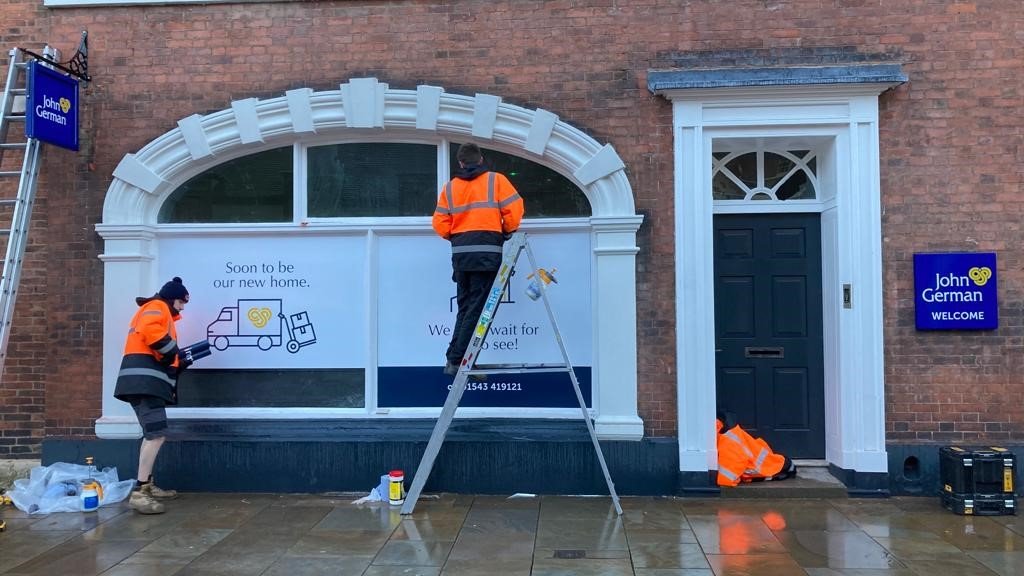JohnGermanEA's tweet photo. β The wind and rain are not going to stop us!
Amazing to see the signage and artwork go up ahead of the new branch opening in Lichfield π
#notlongnow #openingsoon #cantwaitforyoutosee #newbranch #movingtoo #newyearnewhome #johngerman #estateagents #lichfield https://t.co/UreVTmbnb1