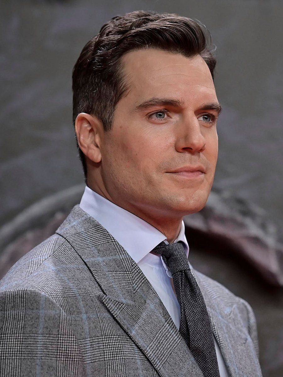 SeriesUpdateFR's tweet photo. Henry Cavill à l'avant-première de la seconde saison de #TheWitcher. https://t.co/SyjBkCBQr4