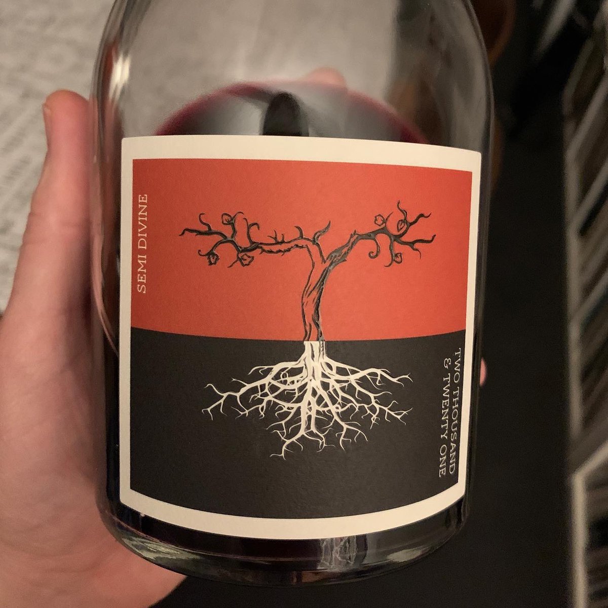 This one took a little bit to love (a blast of VA on the first pour), but settled down, revealing beautiful red cherries and chalky tannins. Great to drink Lagrein again too! 

#poppelvej #semidivine #lagrein #minimalintervention #yum