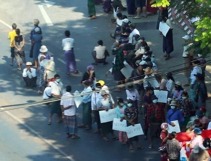 AliceRe51636519's tweet photo. During the nationwide #SilentStrike today, #MyanmarMilitaryTerrorists' part-time workers (so-called 5000 sar, ppl who protest for money) took to the streets of Yangon to rally in support of the Terrorists Army.  Lol 🤣  #Dec10Coup #WhatsHappeningInMyanmar https://t.co/omQAtzfkGX