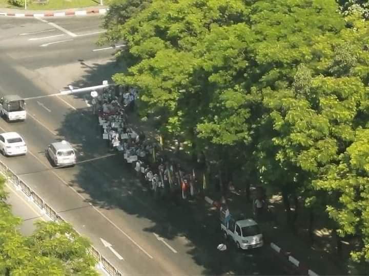 AliceRe51636519's tweet photo. During the nationwide #SilentStrike today, #MyanmarMilitaryTerrorists' part-time workers (so-called 5000 sar, ppl who protest for money) took to the streets of Yangon to rally in support of the Terrorists Army.  Lol 🤣  #Dec10Coup #WhatsHappeningInMyanmar https://t.co/omQAtzfkGX
