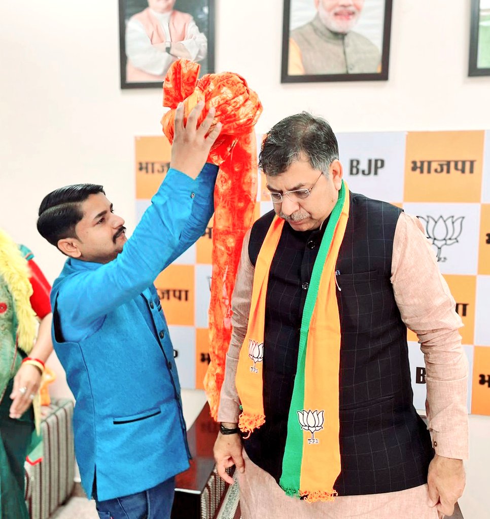 officeofomsingh's tweet image. राजस्थान प्रदेशाध्यक्ष यशस्वी भाईसाहब डाॅ. सतीश पूनीयां जी के आवास पर साफा पहनाकर शिष्टाचार भेंट हुई। अनेक महत्वपूर्ण मुद्दों पर उनका स्नेहपूर्ण मार्गदर्शन मिला तथा उन्होंने राष्ट्रहित में कार्य करते रहने का आशीर्वाद दिया।
@DrSatishPoonia @OfficeOfDrSP @The_NehaJoshi