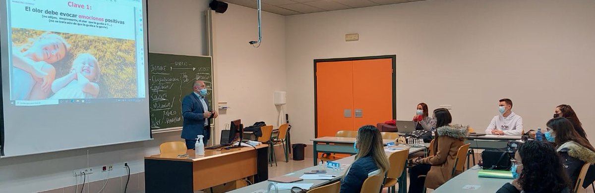 MasterMktUC's tweet photo. En Marketing de Servicios, asignatura coordinada por @marymargsal @unican, nuestros estudiantes recibieron una clase muy práctica y amena sobre #marketingolfativo... y llena de aromas.

Mil gracias, Jorge García #Smsensorial . https://t.co/gjCcqpWlWy