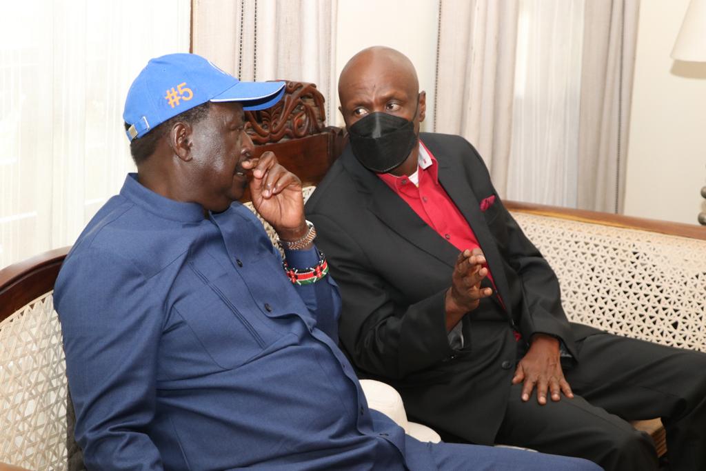 MoiGideon's tweet photo. Catching up with the Rt. Hon. Raila Odinga and Min Piny, Mama Ida Odinga ahead of the #AzimioLaUmoja convention. https://t.co/3cFkCXfSCY