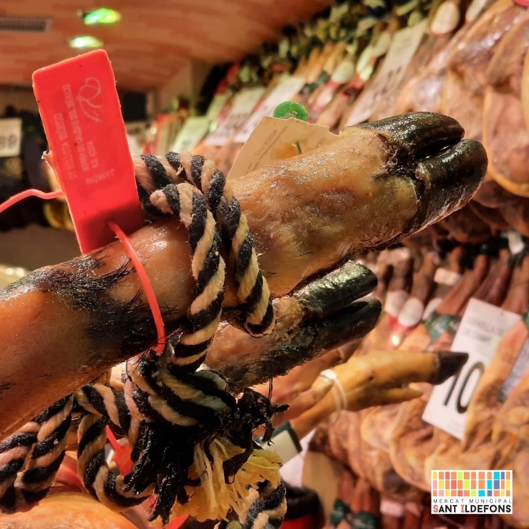 El rey de las fiestas: Un buen jamón ibérico.¡Mira la gran oferta de jamones y embutidos que encontrarás en nuestra paradas!
¡De todo para tu fiesta!
#mercatdesantildefons #mercat #mercado #santildefons #sanildefonso  #mercadodesanildefonso
 #barri  #cornella #cornelladellobregat