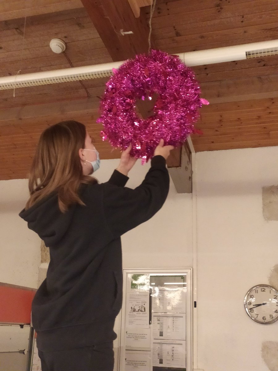 Le self du Campus est aux couleurs de Noël ! On remercie les internes qui ont consacré leur mardi soir à cette activité bien sympa pour le plus grand bonheur de tous !
J moins 15 avant Noël, on a tous hâte 🎅🎄
#internat #biendansmonlycee #enattendantnoel #noel #noeldecoration