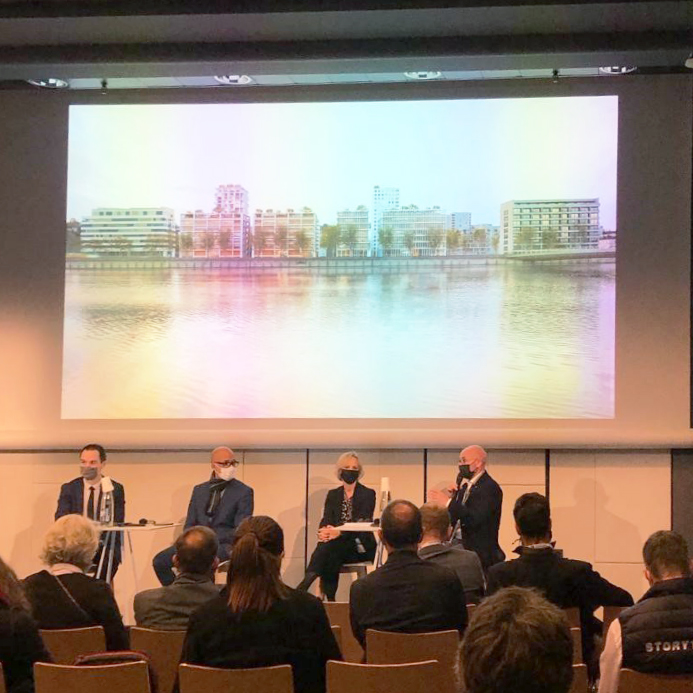 [SIMI]
Hier au <a href="/salonsimi/">Salon SIMI</a> nous participions à la conférence "La mixité d'usage - exemple de Lyon Confluence îlots B1C1" avec @Nexity et <a href="/SplConfluence/">Lyon Confluence (SPL)</a> 
👉 33 000 m2 dédiés au logement et à l'enseignement supérieur, livraison en 2025 !
#simi #lyonconfluence #architecture