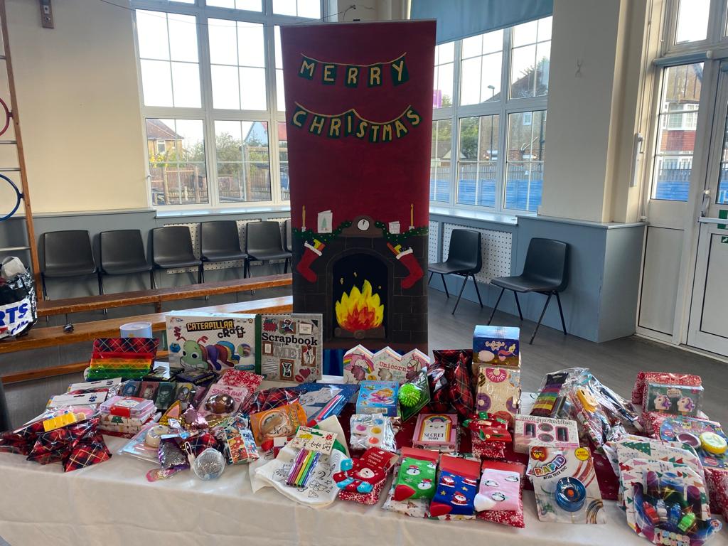 HPABenson's tweet photo. It's that time of the year when Elfridges comes to #HPAB. We are certainly getting into the spirit of Christmas. Our children are loving the fact that they can buy a gift for those at home. Thank you to our amazing PTA! @HarrisFed #Elfridges #Christmas https://t.co/YCWDiMyRJv