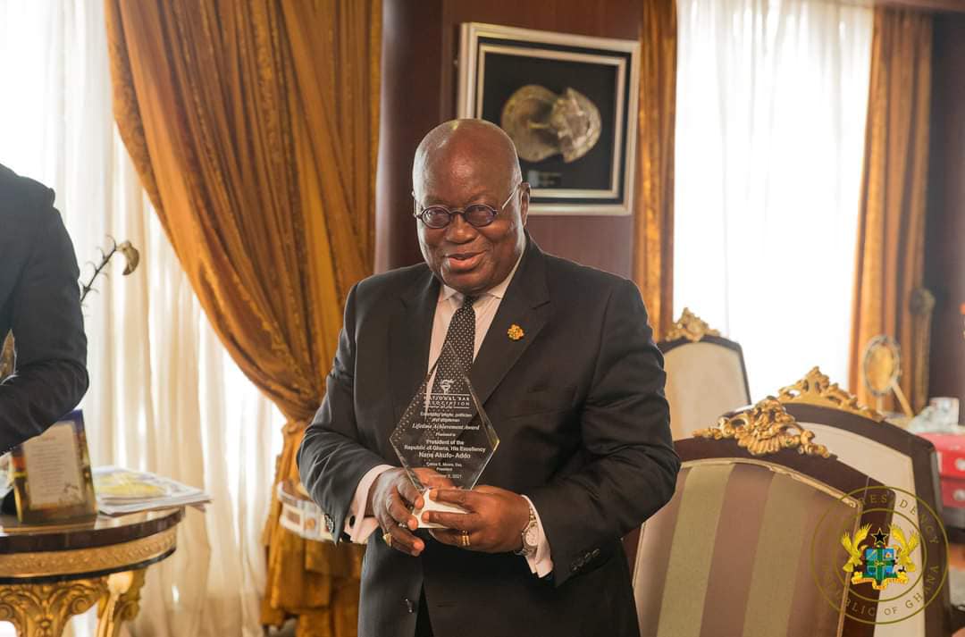 GhanaPresidency's tweet photo. On Thursday, 9th December 2021, President Nana Addo Dankwa Akufo-Addo (@NAkufoAddo )  received, officially, the Forbes "African of the Year Award" from @forbesafrica Magazine. #AfricanOfTheYear #Ghana https://t.co/VI75tkC4AL