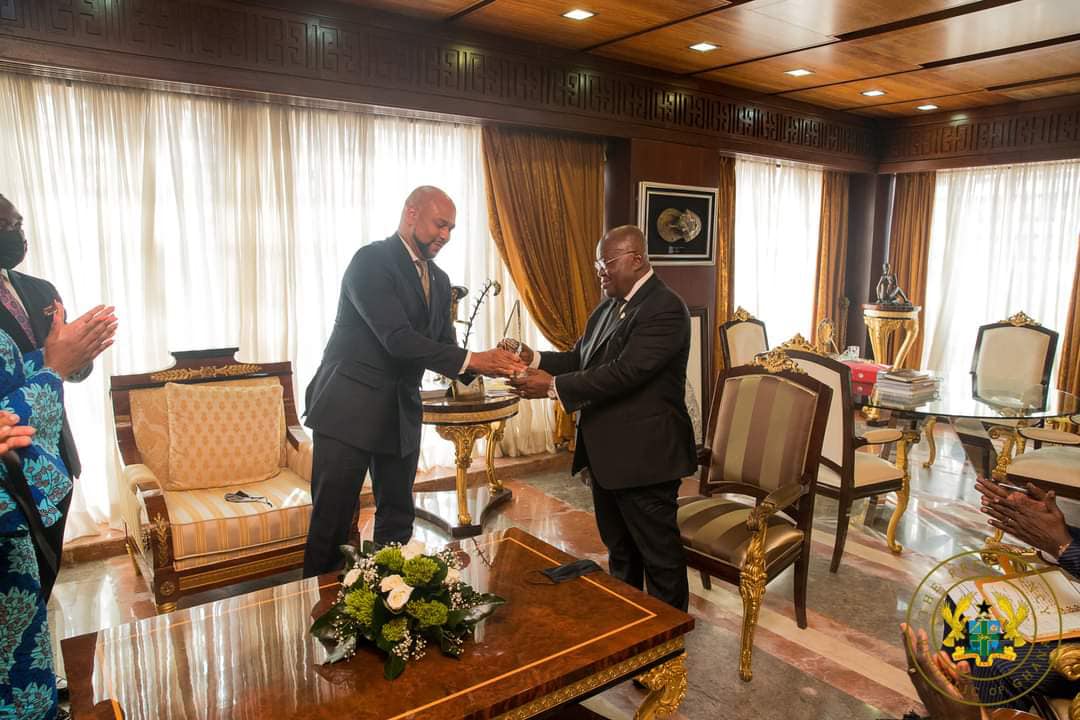 GhanaPresidency's tweet photo. On Thursday, 9th December 2021, President Nana Addo Dankwa Akufo-Addo (@NAkufoAddo )  received, officially, the Forbes "African of the Year Award" from @forbesafrica Magazine. #AfricanOfTheYear #Ghana https://t.co/VI75tkC4AL