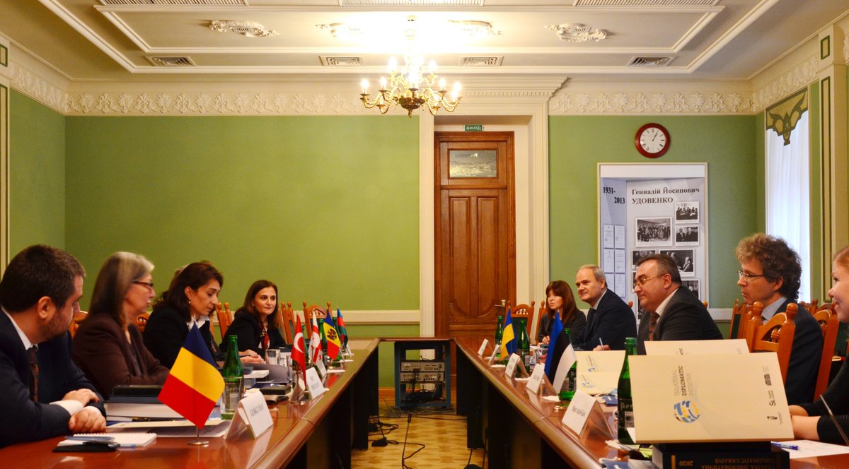 🇪🇪 🇸🇪 🇺🇦 The inaugural meeting of the trilateral cooperation initiative between Ukraine, Sweden, and Estonia was held at the Hennadii Udovenko Diplomatic Academy of Ukraine in Kyiv on December 1st, 2021.
Please read more: edk.edu.ee/.../the-inaugu…